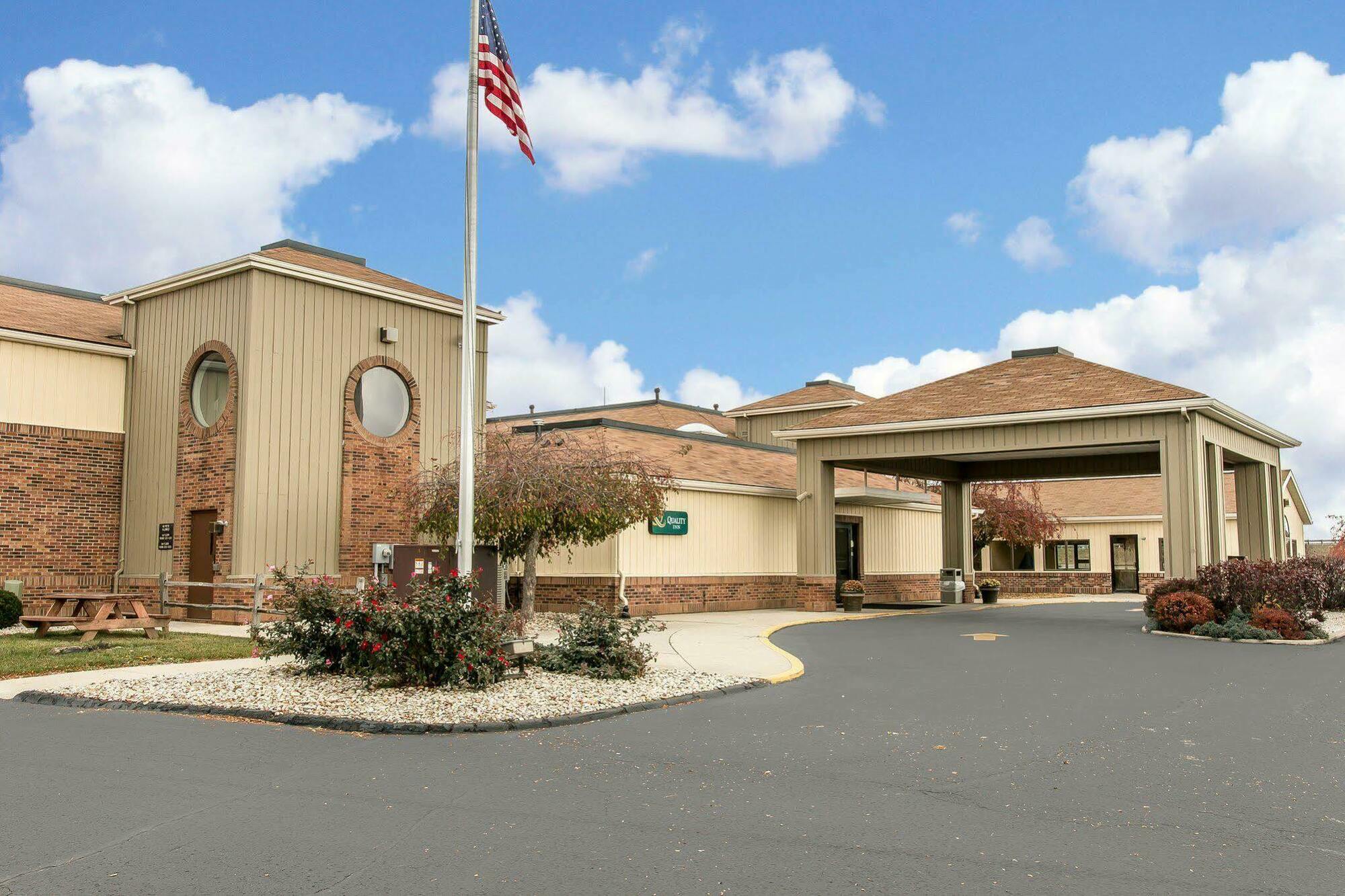 Quality Inn Upper Sandusky Екстер'єр фото